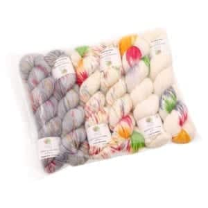 Écheveaux de laine multicolore