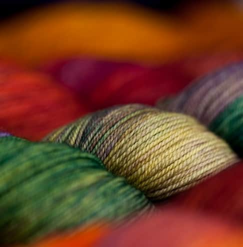 Voici des conseils pratiques pour les adeptes de la teinture et coloration de la laine! Cet article est rédigé par une membre des CFQ.