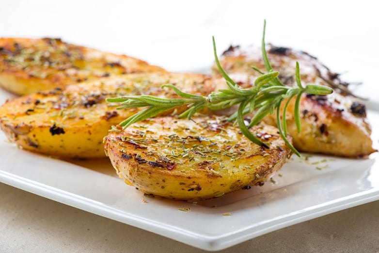 Les pommes de terre au romarin accompagnent parfaitement vos viandes et poissons, ou tout simplement une salade verte croquante.